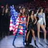Taylor Hill, Selena Gomez (collier Silk Messika Haute Joaillerie) et Megan Puleri- Défilé Victoria's Secret à New York, le 10 Novembre 2015.