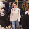 Kylie Jenner fait du shopping avec son chien Normie à Hollywood, Los Angeles le 11 décembre 2015.