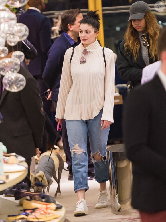 Kylie Jenner fait du shopping avec son chien Normie à Hollywood, Los Angeles le 11 décembre 2015.