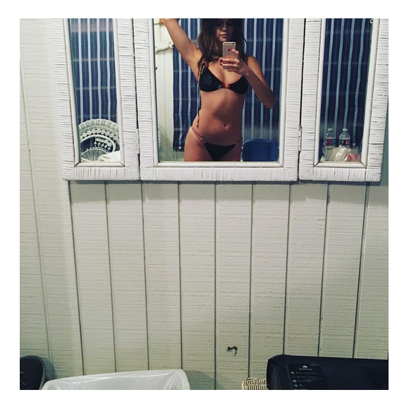 Selena Gomez pose en bikini sur Instagram dans le studio photo de Steven Klein / photo postée le 17 décembre 2015.