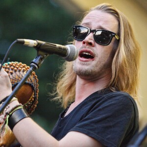 Macaulay Culkin avec son groupe The Pizza Underground à Philadelphie le 18 juillet 2014.