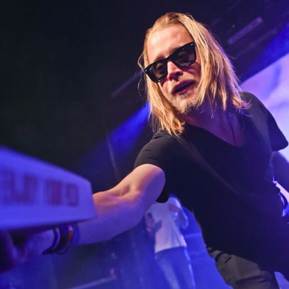 Macaulay Culkin avec son groupe The Pizza Underground à Nottingham, le 26 mai 2014.