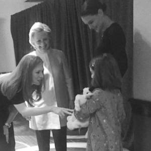 Hillary Clinton et sa fille Chelsea avec Katie Holmes et sa fille Suri, le 17 décembre 2015