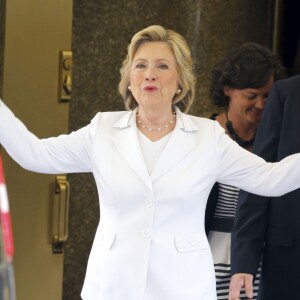 Hillary Clinton quitte les studios de NBC après une interview exclusive à New York le 4 septembre 2015.