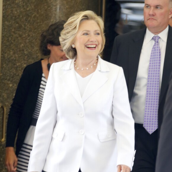 Hillary Clinton quitte les studios de NBC après une interview exclusive à New York le 4 septembre 2015.