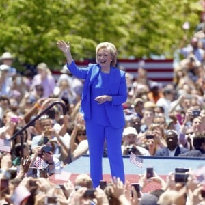 Hillary Clinton lance la deuxième phase de sa campagne accompagnée de son mari le président Bill Clinton et de sa fille Chelsea Clinton à New York le 13 juin 2015.