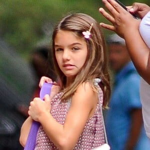 Suri Cruise, la fille de Tom Cruise et Katie Holmes, rentre à la maison après un rendez-vous avec ses amies à New York le 27 juillet 2015.