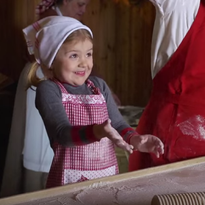 La princesse Estelle de Suède, avec ses parents la princesse Victoria, enceinte de son second enfant, et le prince Daniel, s'est transformée en boulangère traditionnelle pour souhaiter un joyeux Noël suédois, dans des photos et une vidéo diffusées le 18 décembre 2015.