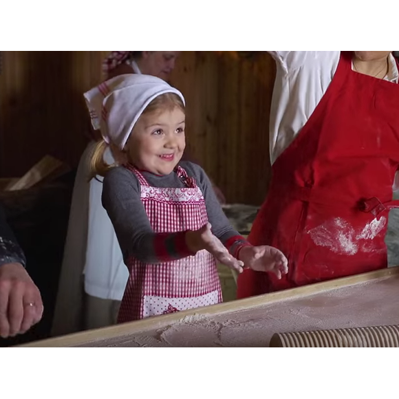 La princesse Estelle de Suède, avec ses parents la princesse Victoria, enceinte de son second enfant, et le prince Daniel, s'est transformée en boulangère traditionnelle pour souhaiter un joyeux Noël suédois, dans des photos et une vidéo diffusées le 18 décembre 2015.