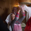 La princesse Estelle de Suède, avec ses parents la princesse Victoria, enceinte de son second enfant, et le prince Daniel, s'est transformée en boulangère traditionnelle pour souhaiter un joyeux Noël suédois, dans des photos et une vidéo diffusées le 18 décembre 2015.