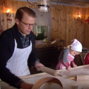 La princesse Estelle de Suède, avec ses parents la princesse Victoria, enceinte de son second enfant, et le prince Daniel, s'est transformée en boulangère traditionnelle pour souhaiter un joyeux Noël suédois, dans des photos et une vidéo diffusées le 18 décembre 2015.