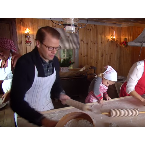 La princesse Estelle de Suède, avec ses parents la princesse Victoria, enceinte de son second enfant, et le prince Daniel, s'est transformée en boulangère traditionnelle pour souhaiter un joyeux Noël suédois, dans des photos et une vidéo diffusées le 18 décembre 2015.