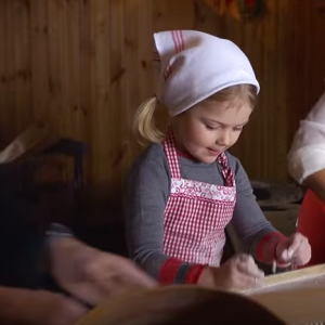 La princesse Estelle de Suède, avec ses parents la princesse Victoria, enceinte de son second enfant, et le prince Daniel, s'est transformée en boulangère traditionnelle pour souhaiter un joyeux Noël suédois, dans des photos et une vidéo diffusées le 18 décembre 2015.