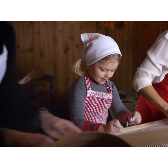 La princesse Estelle de Suède, avec ses parents la princesse Victoria, enceinte de son second enfant, et le prince Daniel, s'est transformée en boulangère traditionnelle pour souhaiter un joyeux Noël suédois, dans des photos et une vidéo diffusées le 18 décembre 2015.