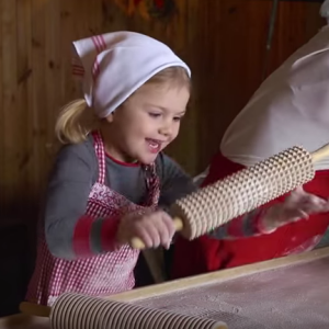 La princesse Estelle de Suède, avec ses parents la princesse Victoria, enceinte de son second enfant, et le prince Daniel, s'est transformée en boulangère traditionnelle pour souhaiter un joyeux Noël suédois, dans des photos et une vidéo diffusées le 18 décembre 2015.