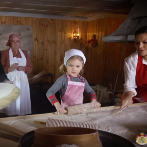 La princesse Estelle de Suède, avec ses parents la princesse Victoria, enceinte de son second enfant, et le prince Daniel, s'est transformée en boulangère traditionnelle pour souhaiter un joyeux Noël suédois, dans des photos et une vidéo diffusées le 18 décembre 2015.