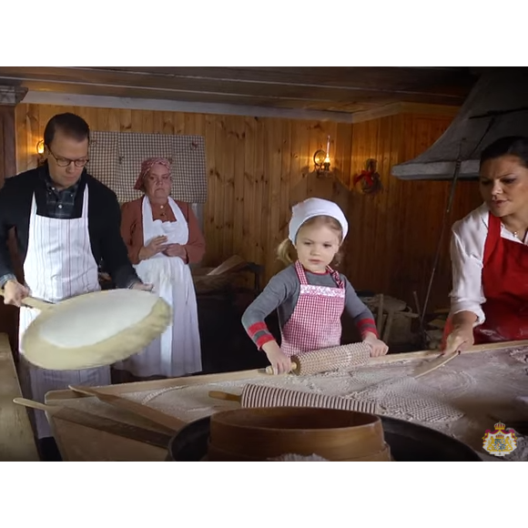 La princesse Estelle de Suède, avec ses parents la princesse Victoria, enceinte de son second enfant, et le prince Daniel, s'est transformée en boulangère traditionnelle pour souhaiter un joyeux Noël suédois, dans des photos et une vidéo diffusées le 18 décembre 2015.