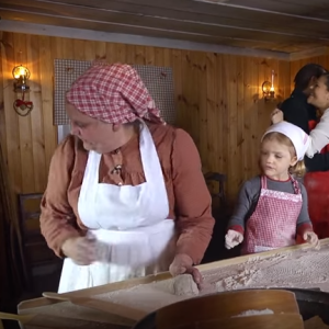 La princesse Estelle de Suède, avec ses parents la princesse Victoria, enceinte de son second enfant, et le prince Daniel, s'est transformée en boulangère traditionnelle pour souhaiter un joyeux Noël suédois, dans des photos et une vidéo diffusées le 18 décembre 2015.