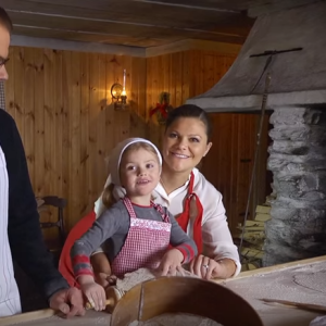 La princesse Estelle de Suède, avec ses parents la princesse Victoria, enceinte de son second enfant, et le prince Daniel, s'est transformée en boulangère traditionnelle pour souhaiter un joyeux Noël suédois, dans des photos et une vidéo diffusées le 18 décembre 2015.