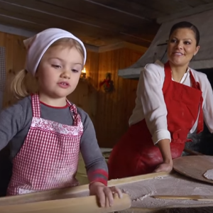 La princesse Estelle de Suède, avec ses parents la princesse Victoria, enceinte de son second enfant, et le prince Daniel, s'est transformée en boulangère traditionnelle pour souhaiter un joyeux Noël suédois, dans des photos et une vidéo diffusées le 18 décembre 2015.