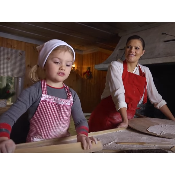 La princesse Estelle de Suède, avec ses parents la princesse Victoria, enceinte de son second enfant, et le prince Daniel, s'est transformée en boulangère traditionnelle pour souhaiter un joyeux Noël suédois, dans des photos et une vidéo diffusées le 18 décembre 2015.