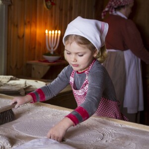 La princesse Estelle de Suède, avec ses parents la princesse Victoria, enceinte, et le prince Daniel, s'est transformée en boulangère traditionnelle pour souhaiter un joyeux Noël suédois, dans des photos et une vidéo diffusées le 18 décembre 2015.