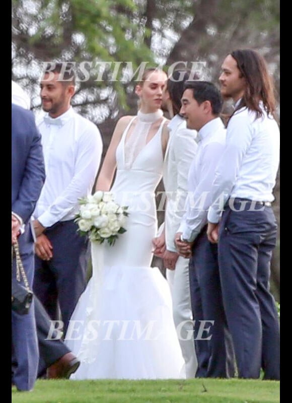Exclusif - Le musicien Steve Aoki et le top Tiernan Cowling s'embrassent pendant leur mariage à Maui le 18 décembre 2015.
