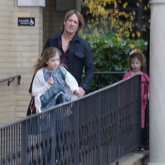 Exclusif - Keith Urban, sa femme Nicole Kidman et leurs filles Sunday et Faith quittent une église de Nashville le 29 novembre 2015.