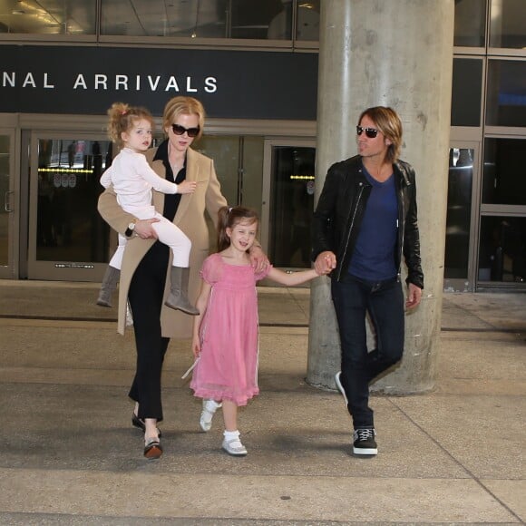 Nicole Kidman, son mari Keith Urban et leurs filles Sunday Rose et Faith arrivent à Los Angeles le 23 septembre 2014.