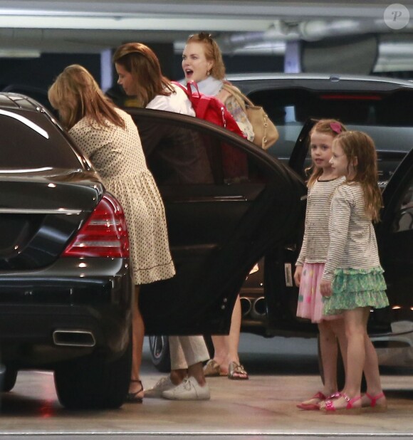 Exclusif - Nicole Kidman, son mari Keith Urban et leurs enfants Faith et Sunday Rose vont déjeuner au restaurant à Beverly Hills, le 15 février 2015.