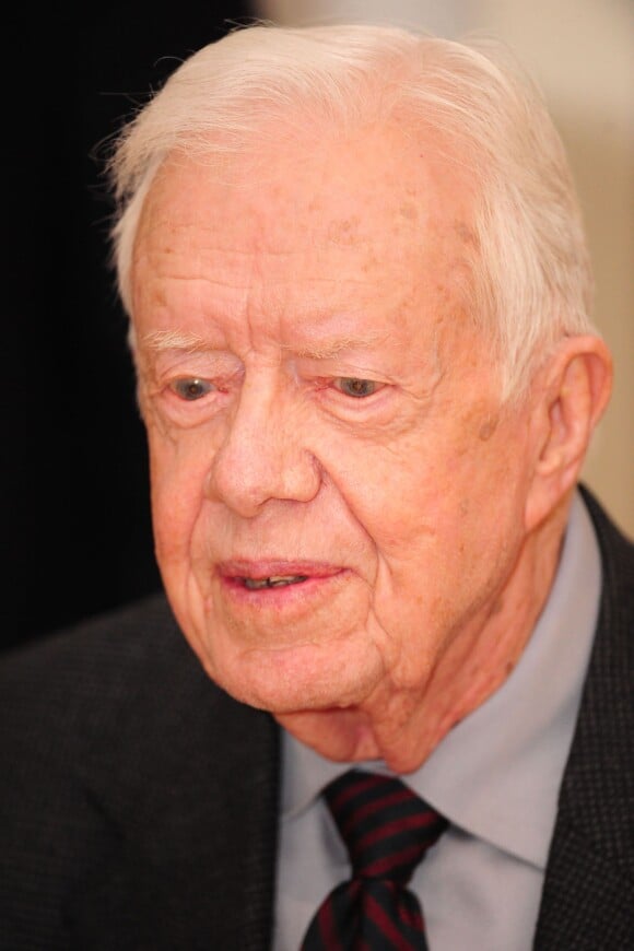 Jimmy Carter lors d'une séance de dédicaces pour son ouvrage A Call to Action : Women, Religion, Violence, and Power au Swedish-American Museum de Chicago, le 27 mars 2014