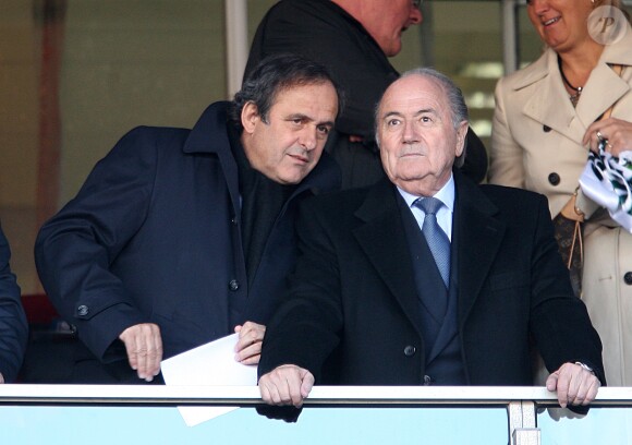 Michel Platini et Sepp Blatter assistent à un match de Coupe du monde à l'Ellis Park de Johannesburg, le 8 juin 2010