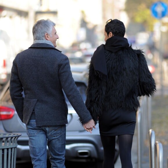 Exclusif - L'ancien mannequin Nadège Dubospertus se promène avec son mari Arturo Cazzaniga dans les rues de Milan, le 13 décembre 2015. Elle présentait il y a longtemps une émission avec J.L. Delarue.