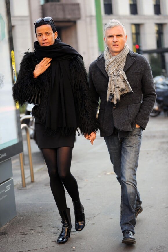 Exclusif - Nadège Dubospertus, ancien mannequin, se promène avec son mari Arturo Cazzaniga dans les rues de Milan, le 13 décembre 2015. Elle présentait il y a longtemps une émission avec J.L. Delarue.