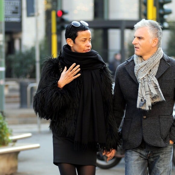 Exclusif - Nadège Dubospertus, ancien mannequin, se promène avec son mari Arturo Cazzaniga dans les rues de Milan, le 13 décembre 2015. Elle présentait il y a longtemps une émission avec J.L. Delarue.