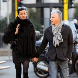 Exclusif - Nadège Dubospertus, ancien mannequin, se promène avec son mari Arturo Cazzaniga dans les rues de Milan, le 13 décembre 2015. Elle présentait il y a longtemps une émission avec J.L. Delarue.