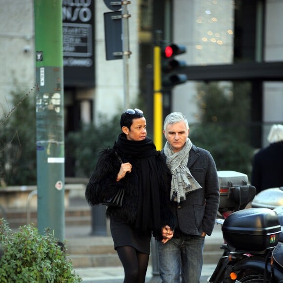 Exclusif - Nadège Dubospertus, ancien mannequin, se promène avec son mari Arturo Cazzaniga dans les rues de Milan, le 13 décembre 2015. Elle présentait il y a longtemps une émission avec J.L. Delarue.