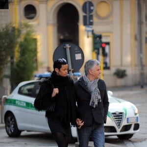 Exclusif - Nadège Dubospertus, ancien mannequin, se promène avec son mari Arturo Cazzaniga dans les rues de Milan, le 13 décembre 2015. Elle présentait il y a longtemps une émission avec J.L. Delarue.