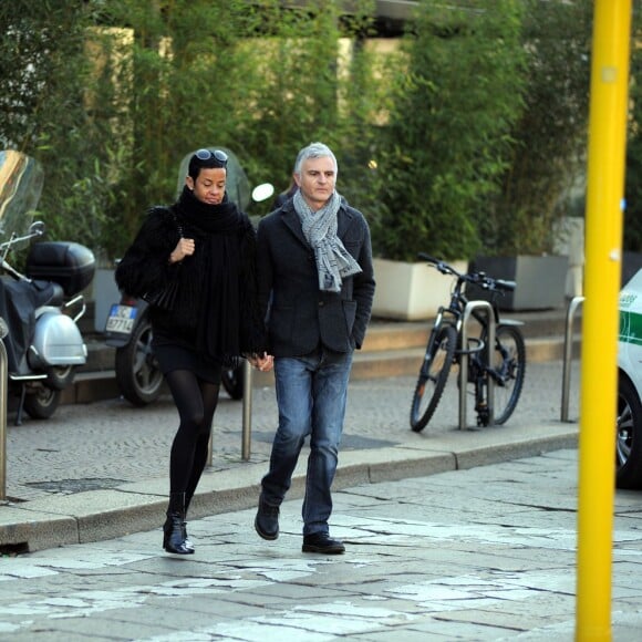 Exclusif - Nadège Dubospertus, ancien mannequin, se promène avec son mari Arturo Cazzaniga dans les rues de Milan, le 13 décembre 2015. Elle présentait il y a longtemps une émission avec J.L. Delarue.