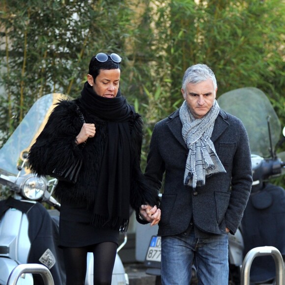 Exclusif - Nadège Dubospertus, ancien mannequin, se promène avec son mari Arturo Cazzaniga dans les rues de Milan, le 13 décembre 2015. Elle présentait il y a longtemps une émission avec J.L. Delarue.