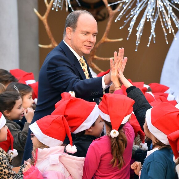 Le prince Albert II de Monaco et la princesse Charlene, avec Louis Ducruet et Camille Gottlieb, ont distribué les cadeaux de noël aux enfants monégasques au palais princier le 16 décembre 2015. © Bruno Bébert / Bestimage