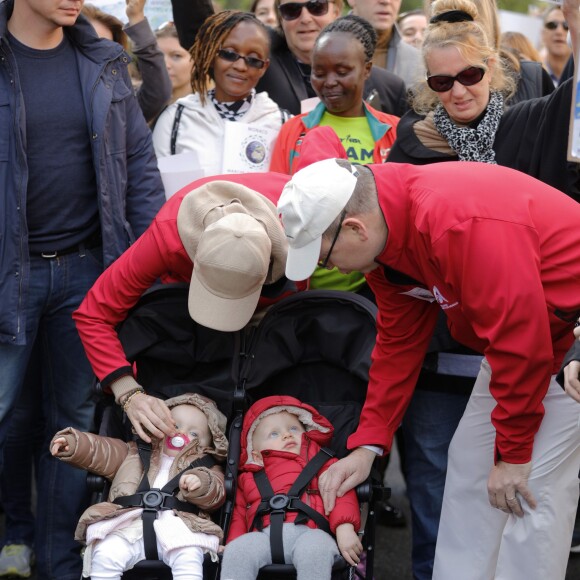 Le prince Albert II de Monaco et la princesse Charlene avec leurs jumeaux le prince Jacques et la princesse Gabriella lors de la "Marche pour le Climat" à Monaco, le 29 novembre 2015, à l'occasion du lancement de la COP21 à Paris. © J. C. Vinaj / Bestimage