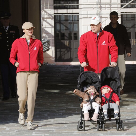 Le prince Albert II de Monaco et la princesse Charlene avec leurs jumeaux le prince Jacques et la princesse Gabriella lors de la "Marche pour le Climat" à Monaco, le 29 novembre 2015, à l'occasion du lancement de la COP21 à Paris. © J. C. Vinaj / Bestimage