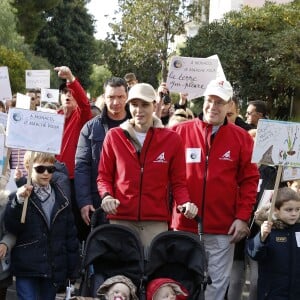 Le prince Albert II de Monaco et la princesse Charlene avec leurs jumeaux le prince Jacques et la princesse Gabriella lors de la "Marche pour le Climat" à Monaco, le 29 novembre 2015, à l'occasion du lancement de la COP21 à Paris. © J. C. Vinaj / Bestimage