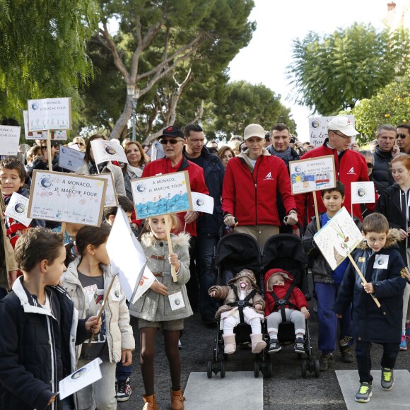 Le prince Albert II de Monaco et la princesse Charlene avec leurs jumeaux le prince Jacques et la princesse Gabriella lors de la "Marche pour le Climat" à Monaco, le 29 novembre 2015, à l'occasion du lancement de la COP21 à Paris. © J. C. Vinaj / Bestimage