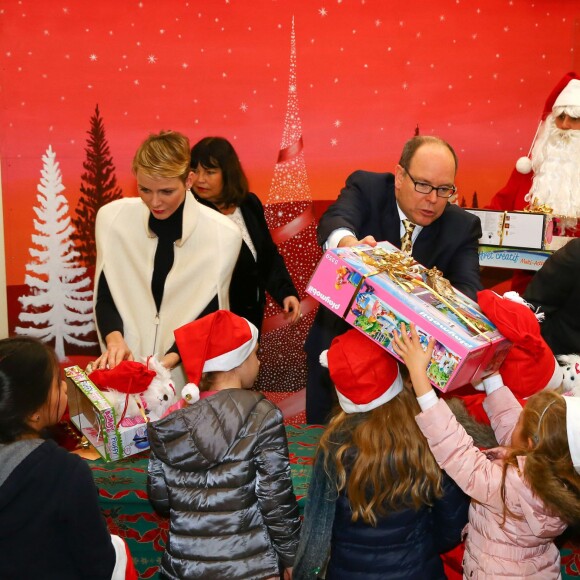 Le prince Albert II de Monaco et la princesse Charlene, en compagnie de Louis Ducruet et Camille Gottlieb, faisaient la distribution des cadeaux de Noël aux enfants monégasques au palais princier le 16 décembre 2015. © Bruno Bébert / Bestimage