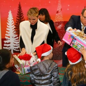 Le prince Albert II de Monaco et la princesse Charlene, en compagnie de Louis Ducruet et Camille Gottlieb, faisaient la distribution des cadeaux de Noël aux enfants monégasques au palais princier le 16 décembre 2015. © Bruno Bébert / Bestimage