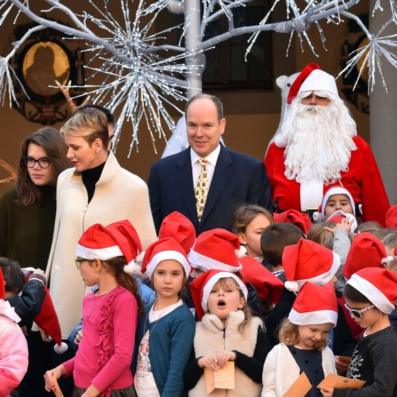 Le prince Albert II de Monaco et la princesse Charlene, en compagnie de Louis Ducruet et Camille Gottlieb, faisaient la distribution des cadeaux de Noël aux enfants monégasques au palais princier le 16 décembre 2015. © Bruno Bébert / Bestimage