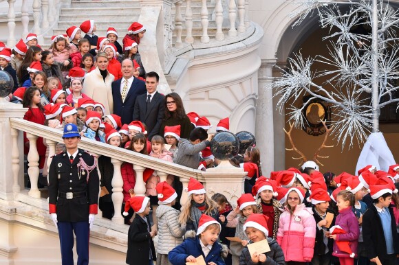 Le prince Albert II de Monaco et la princesse Charlene, en compagnie de Louis Ducruet et Camille Gottlieb, faisaient la distribution des cadeaux de Noël aux enfants monégasques au palais princier le 16 décembre 2015. © Bruno Bébert / Bestimage