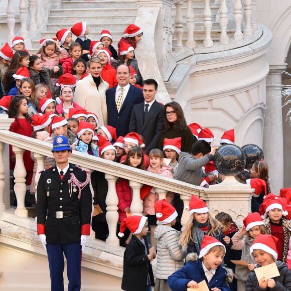 Le prince Albert II de Monaco et la princesse Charlene, en compagnie de Louis Ducruet et Camille Gottlieb, faisaient la distribution des cadeaux de Noël aux enfants monégasques au palais princier le 16 décembre 2015. © Bruno Bébert / Bestimage